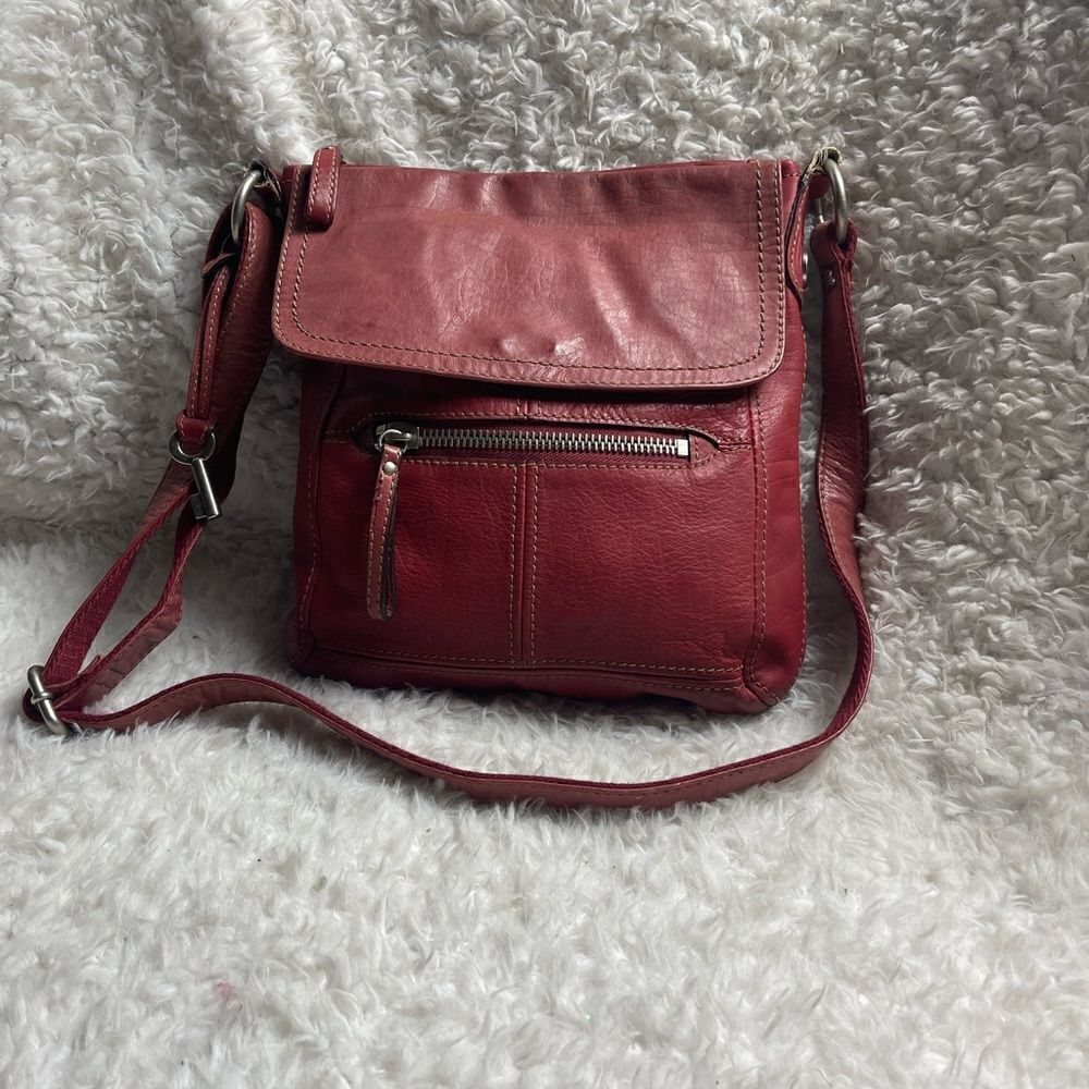 Fossil leather faded red crossbody bag with antique silver tone hardwares.